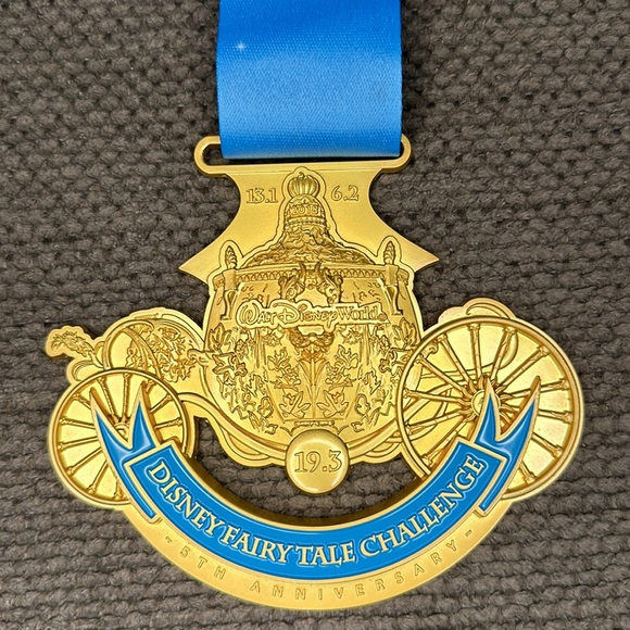 Disney Run Medal 2018 Fairy Tale Challenge 5th Anniversary Walt Disney World - Picture 6 of 6